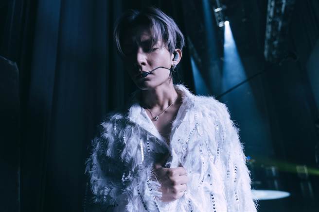 炎亞綸拍《我願意》，光是耳環就價值上百萬。（絡思本娛樂製作提供）