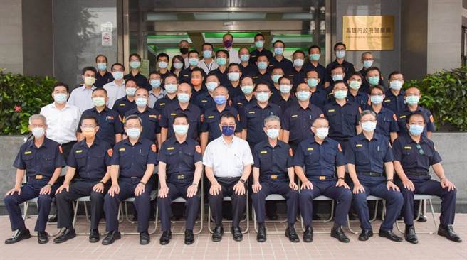 徐国勇与高警局高阶长官合影。（翻摄照片／高雄洪靖宜传真）