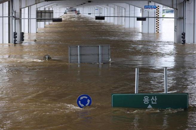 據韓國總統尹錫悅說法，8日開始的這場大雨，降雨量創韓國開始氣象觀測115年以來最高紀錄。尹錫悅同時為大雨造成的種種不便道歉。（圖/ 路透社）