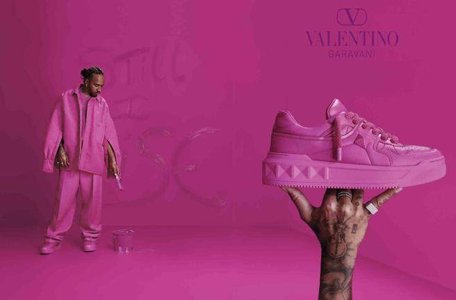 Valentino邀請七屆世界一級方程式錦標賽（F1）世界冠軍得主路易斯·漢米爾頓爵士（Sir Lewis Hamilton）為Pink PP男士系列拍攝本次廣告大片。（Valentino提供）