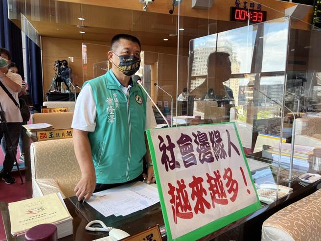台中市議員蕭隆澤表示，社會邊緣戶有增加趨勢，希望放寬中低收補助資格，真正照顧邊緣戶。(林欣儀攝)