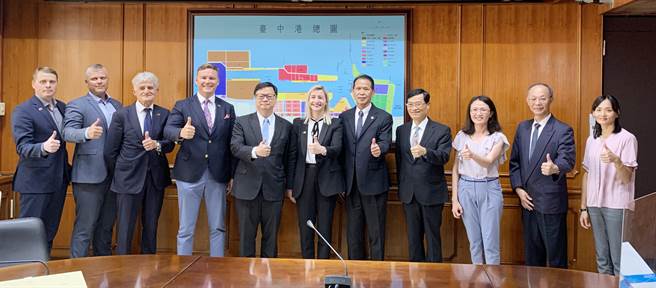 立陶宛政务次长今率团访问台中港。(台中港务分公司)