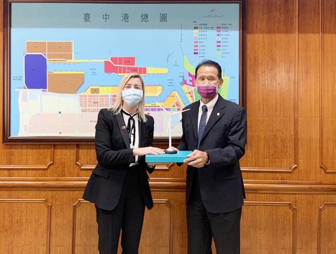 台中港务分公司陈苗镗副总经理与立陶宛政务次长互赠纪念品。(台中港务分公司)