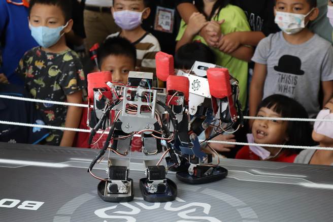 Wah！幾散夯冒險暑期活動有機器人格鬥賽，民眾透過感應裝置即可操控機器人。（邱立雅攝）