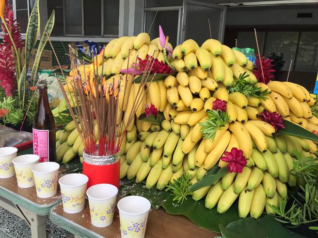 香蕉研究所普度摆出香蕉山，场面相当壮观。(香蕉研究所提供)