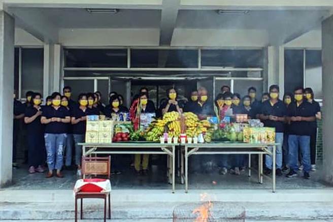 香蕉研究所普度摆出香蕉山，场面相当壮观。(香蕉研究所提供)