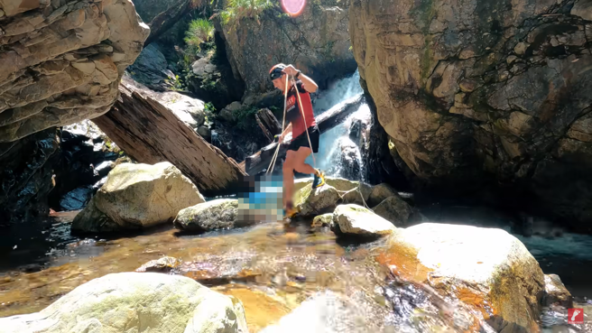 「跑山兽」在瀑布下方发现粘男遗体，他近日在YouTube公开搜救影片，离奇的是当时他在该处河谷发现「数百只蝴蝶」空中飞舞，接着在近处发现遗体。（翻摄自「跑山兽」YouTube影片）