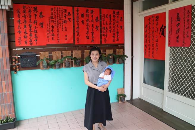 挺著38周孕肚的孫于婷跑遍台南、高雄、台東考場，在放榜後如釋重負，她說，隔天就去生孩子了。（蔡旻妤攝）