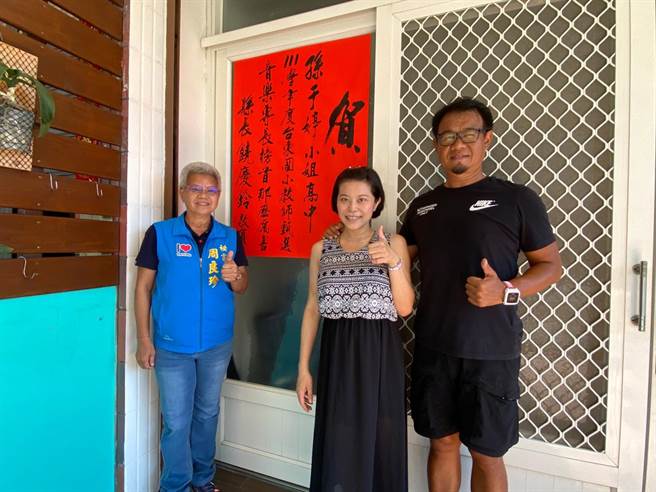 挺著38周孕肚的孫于婷（右二）跑遍台南、高雄、台東考場，在放榜後如釋重負，她說，隔天就去生孩子了。（蔡旻妤攝）