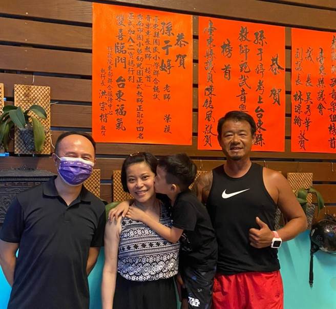 挺著38周孕肚的孫于婷（左二）跑遍台南、高雄、台東考場，在放榜後如釋重負，她說，隔天就去生孩子了。（蔡旻妤攝）