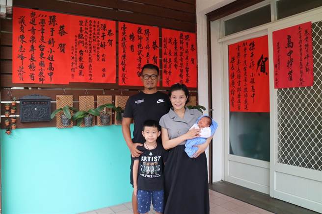 挺著38周孕肚的孫于婷跑遍台南、高雄、台東考場，在放榜後如釋重負，她說，隔天就去生孩子了。（蔡旻妤攝）