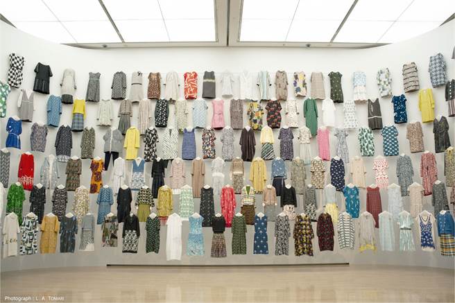 《TSUZUKU》展览一景，图为主题之一〈森〉（L . A . TOMARI摄／高美馆提供）