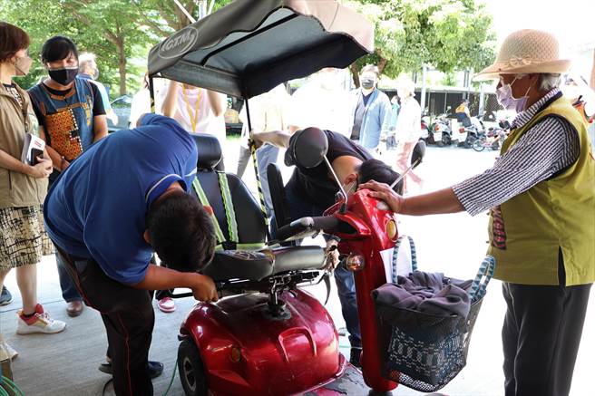 屏县府以来义乡、牡丹乡为示范点，透过1年计画媒合业者并培育在地维修员，让资源平均分配。（谢佳潾摄）