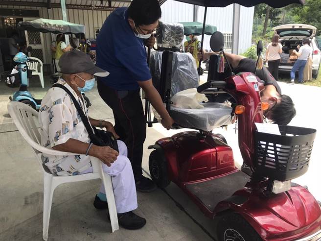 屏县府以来义乡、牡丹乡为示范点，透过1年计画媒合业者并培育在地维修员，让资源平均分配。（谢佳潾摄）