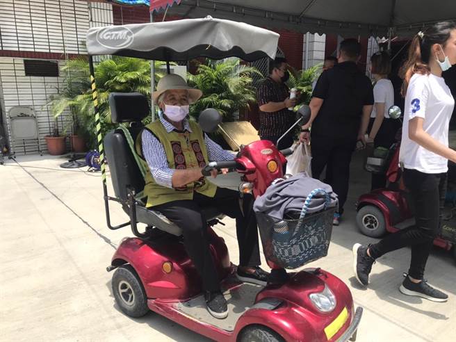 屏县府以来义乡、牡丹乡为示范点，透过1年计画媒合业者并培育在地维修员，让资源平均分配。（谢佳潾摄）