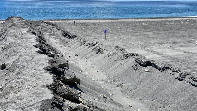 宜兰神秘沙滩有沙滩车业者载客营利，财政部国有财产署认定违规，9日在沙滩上挖掘2条深壕沟，阻断业者载客进入海蚀洞。（吴佩蓉摄）