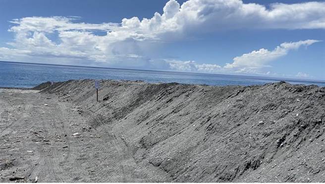 国产署选在9日于神秘沙滩往海蚀洞方向，开挖2条各100公尺长、2公尺深壕沟，以阻断业者营利。（吴佩蓉摄）