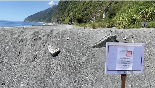 苏澳镇南强里长潘振忠与朝阳里长李顺义皆表示，全台第一个有人这样挖沙滩地，让人看笑话，整个影响景观。（吴佩蓉摄）