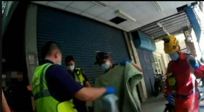 精神異常60多歲湯姓男子，涉嫌持刀在民族路上1處民宅大吵遭警消人員強制送醫。（台中市警第一分局提供／張妍溱台中傳真）