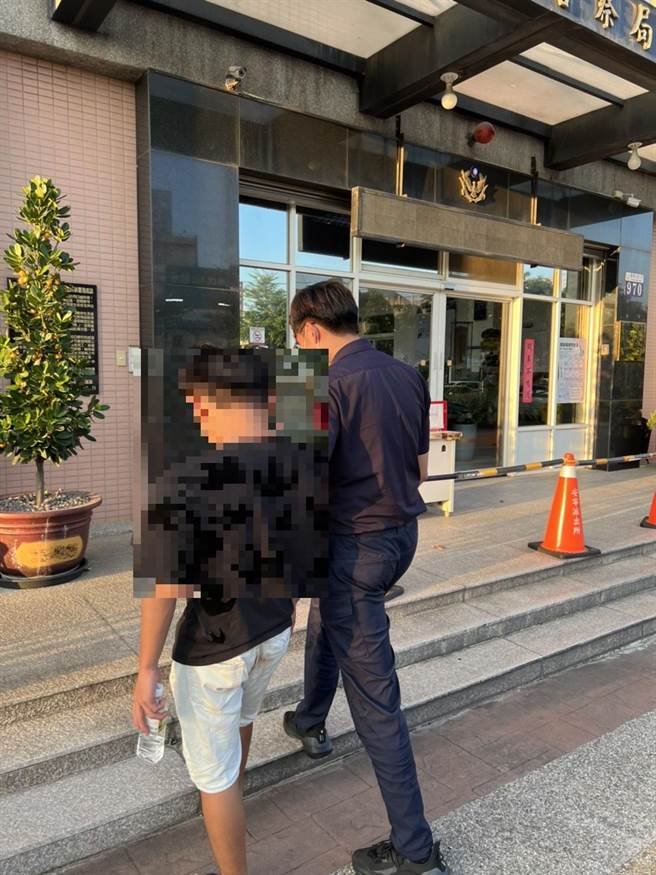 警方于今天下午5时在台湾大道四段附近，将目前还在就学的黄姓少年查缉到案。(警方提供)