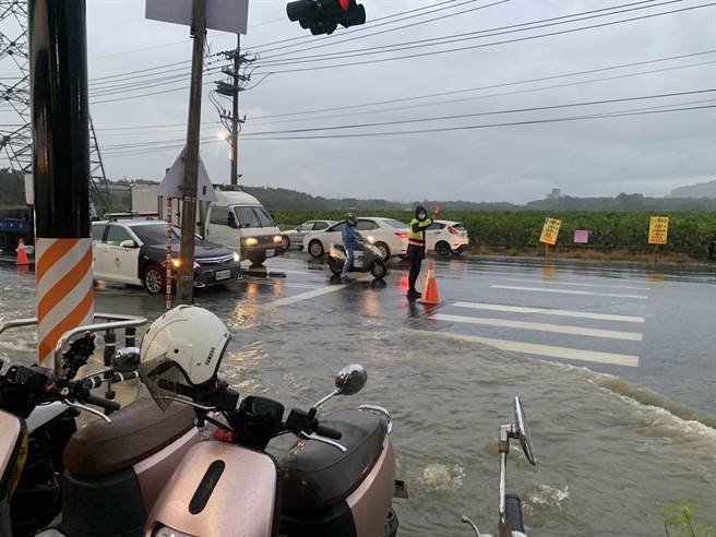 高雄市10日傍晚下起大雨，燕巢区安招路与安林路口路边一度积水近20公分深，冈山警方到场设立交通锥，维护民眾安全。（翻摄照片／林瑞益高雄传真）