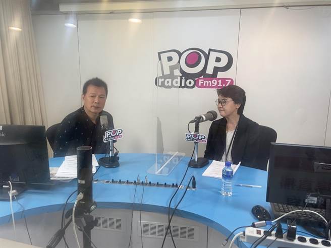 台北市副市长黄珊珊（右）今下午接受媒体人蔡诗萍（左）主持的《POP大国民》节目专访。（陈薏云摄）