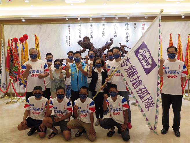 杏辉医药组成的抢孤队已迈入第10年，在领队吴富霖与教练林光贤组队及训练下，将第7度前往恒春比赛，期盼后天卫冕成功凯旋回宜兰；今（10日）宜兰县长林姿妙特别授旗为杏辉抢孤队加油，共同致力推广在地文化。（杏辉医药提供／吴佩蓉宜兰传真）