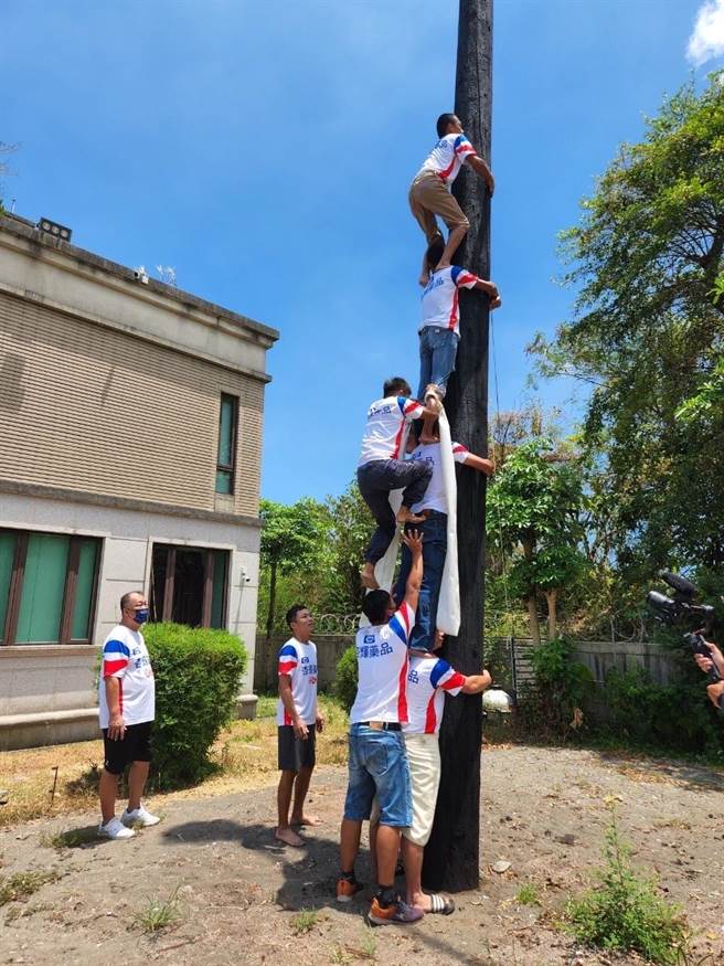 杏辉医药组成的抢孤队已迈入第10年，在领队吴富霖与教练林光贤组队及训练下，将第7度前往恒春比赛，期盼后天卫冕成功凯旋回宜兰；今（10日）宜兰县长林姿妙特别授旗为杏辉抢孤队加油，共同致力推广在地文化。（杏辉医药提供／吴佩蓉宜兰传真）