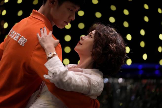 徐若瑄（右）、柯震东共舞的浪漫指数破表，看得导演陈骏霖也直呼甜蜜。（甲上提供）