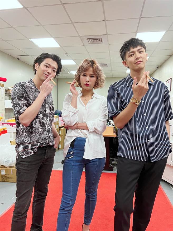 柯震东（右）与侯彦西（左）上丢丢妹直播，不到10分钟就卖破千套套票。（甲上提供）