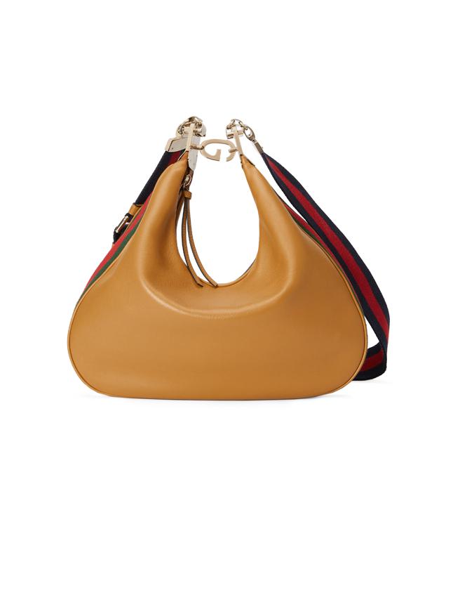 微风广场Gucci专卖店开幕独家首卖包款，Gucci Attache 琥珀色中号肩背包（搭配蓝红蓝撞色背带）， 10万6900元。（Gucci提供）