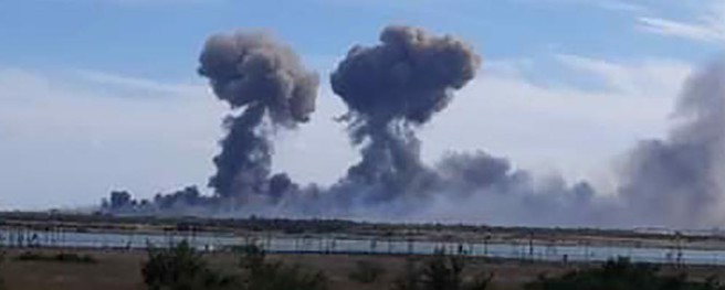 克里米亚沙奇空军基地发生连续大爆炸。(图/路透)