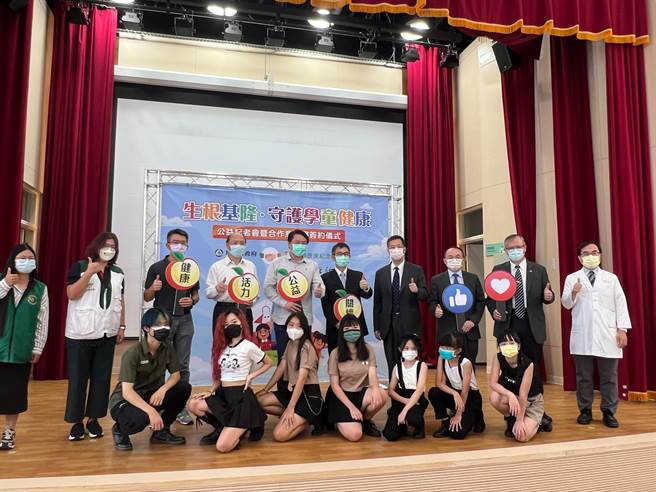 基隆市長林右昌、基隆長庚醫院長賴旗俊10日共同簽署「生根基隆．守護學童」合作意向書。（陳彩玲攝）