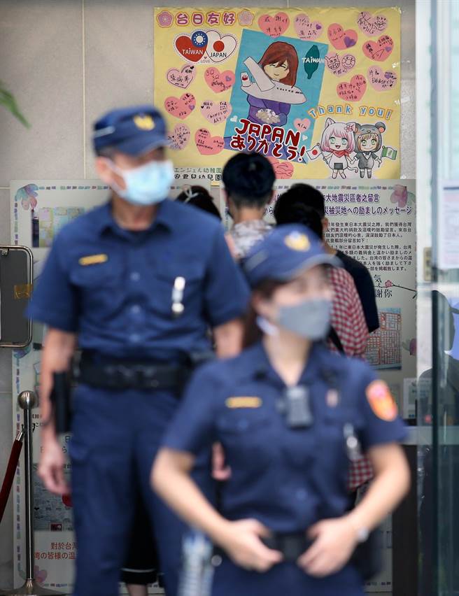 民间团体10日前往日台交流协会呼吁日本政府停止在太平洋倾倒核废水，警方出动大批警力维安，协会内的墙上还贴有写着「台日友好」的海报。（范扬光摄）