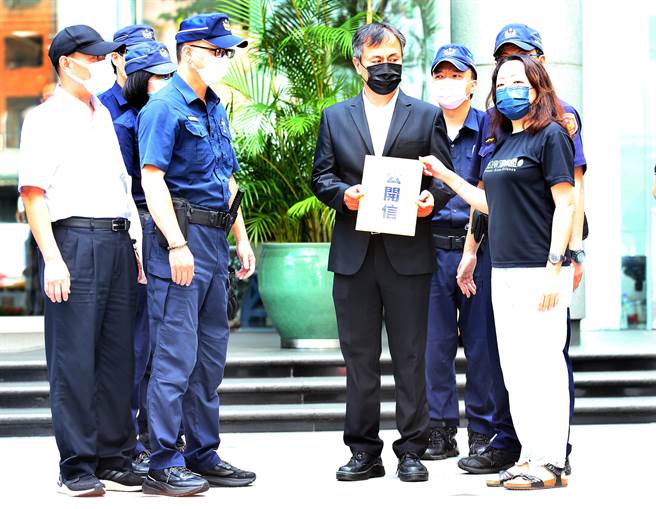 民间团体10日前往日台交流协会陈情，并递交公开信呼吁日本政府停止在太平洋倾倒核废水。（范扬光摄）