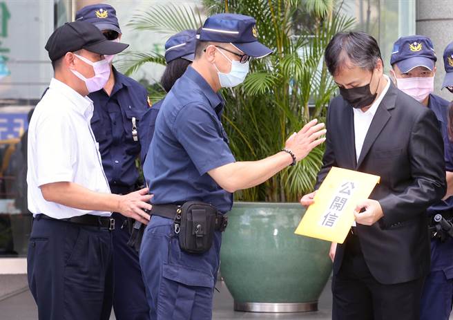 民间团体10日前往日台交流协会呼吁日本政府停止在太平洋倾倒核废水，日方代表收下公开信后，在警方保护下返回办公室。（范扬光摄）