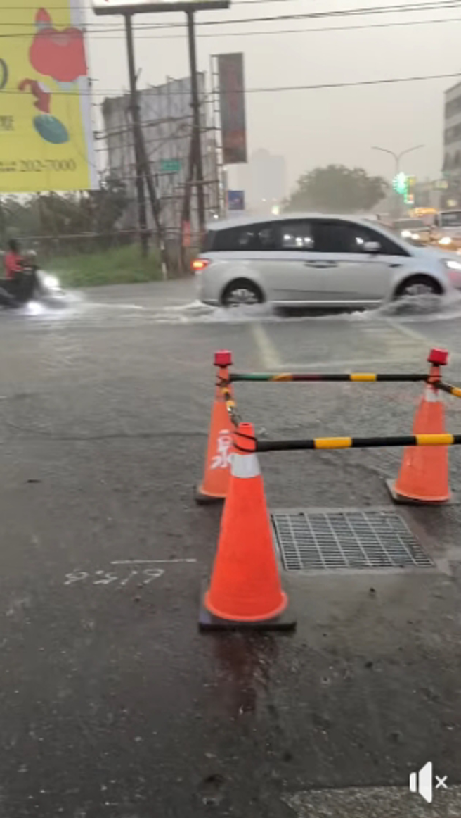 高雄、台南多地傳淹水災情。(圖／取自臉書)