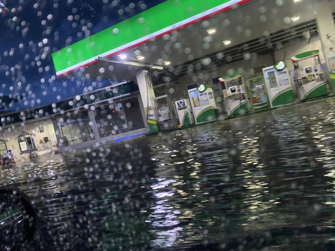 由於大雨轟炸，永康交流道下出現嚴重積水。（記者爆料網）