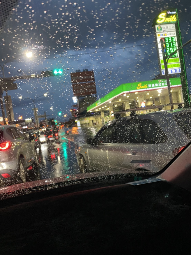 永康民眾行經交流道附近，發現積水狀況相當嚴重，造成道路回堵。（記者爆料網）