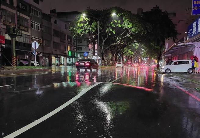 大順路面不明原因凸起。（翻攝照片／高雄洪靖宜傳真）