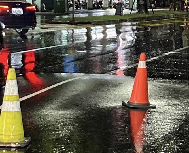 大順路面不明原因凸起。（翻攝照片／高雄洪靖宜傳真）