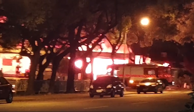 南投中兴新村省政府员工合作社今（10日）晚发生火警，整栋楼全面燃烧，冒出大量浓烟，目前消防局获报后后出动分队前往救援。（取自记者爆料网）