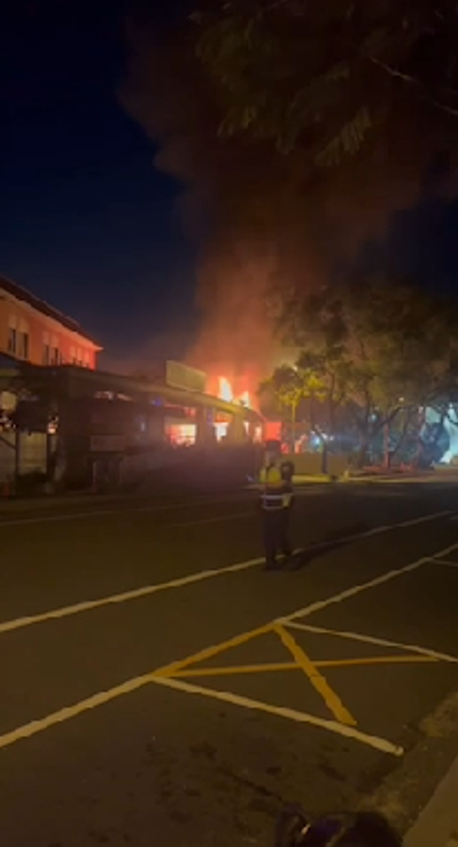 南投中兴新村省政府员工合作社今（10日）晚发生火警，整栋楼全面燃烧，冒出大量浓烟，目前消防局获报后后出动分队前往救援。（取自记者爆料网）