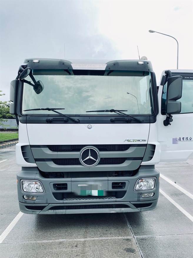 吕姓男子驾驶的营业用半联结车，在国道1被逼停在外侧路肩。（读者提供／洪荣志台南传真）