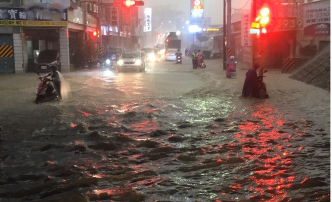 永康工業區下，騎士必須牽車才能通過。（記者爆料網）