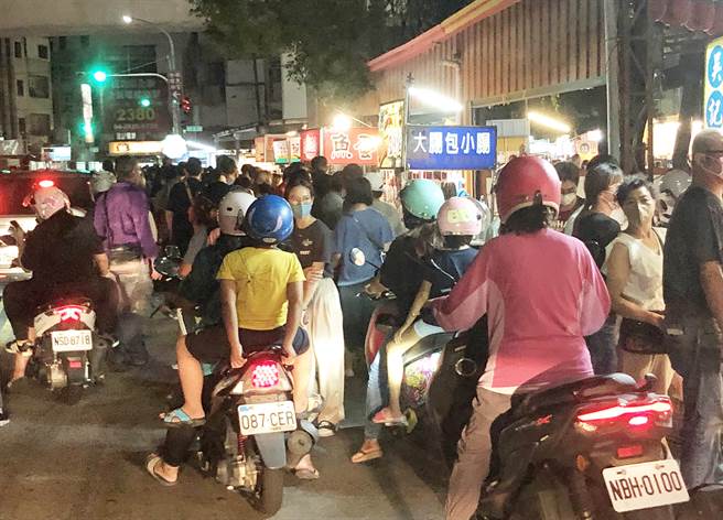 今天晚上涌入大批逛夜市的民眾，造成阳明大楼前的阳明街人车鼎沸。（陈世宗摄）