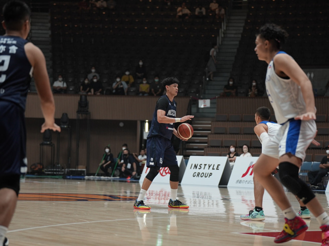 政大男籃主力張鎮衙（中）新球季將投入PLG職籃，在日本東京舉辦的世界大學籃球系列賽，仍代表政政大出賽。（政大雄鷹提供）