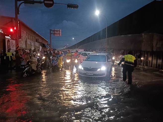 永康區傍晚暴雨造成中正路與高速一、二街路段淹水一度達50公分。（永康警分局提供／曹婷婷台南傳真）