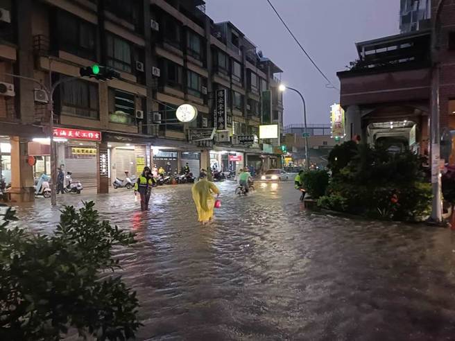 永康區傍晚暴雨造成中正路與高速一、二街路段淹水一度達50公分。（永康警分局提供／曹婷婷台南傳真）