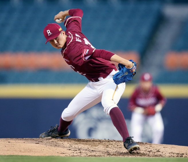 乐天桃猿黄子鹏缴出7局无失分好投，拿下本季第9胜。（范扬光摄）